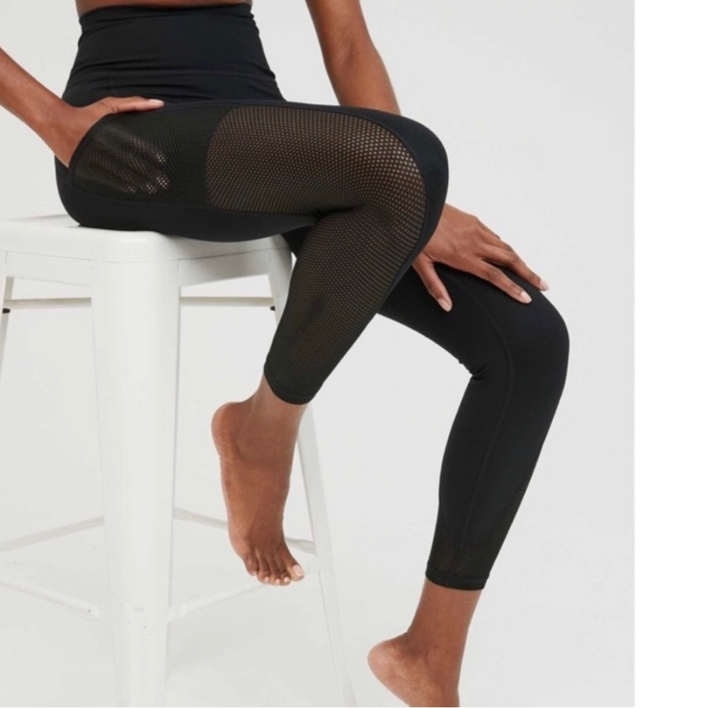 Aerie black pocket move leggings with mesh side panels